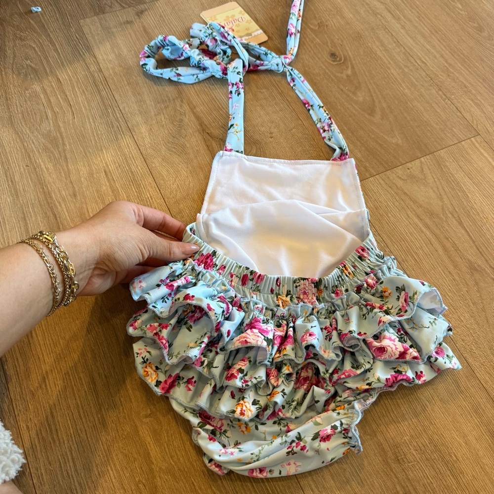Floral Ruffle Baby Romper w/ Matching Headband – Size S (Approx 12–18M) - Picture 3 of 5